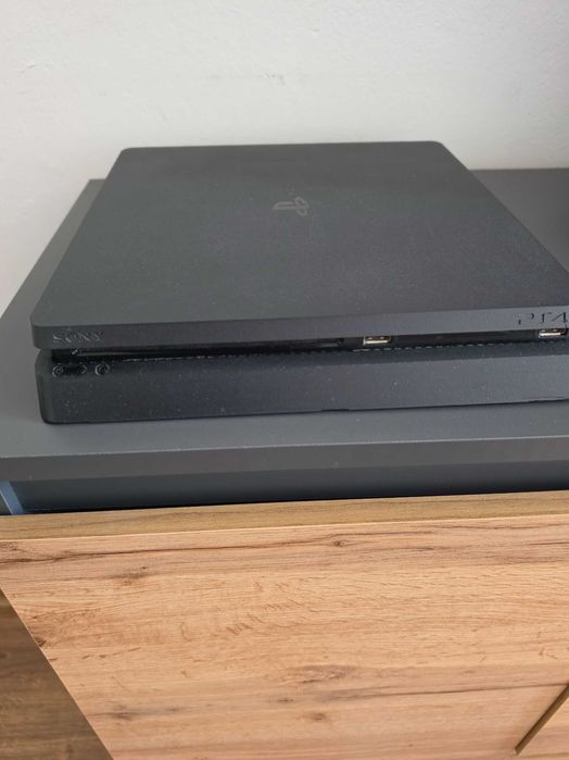 Konsola ps4  pamięć 1T dwoma padami