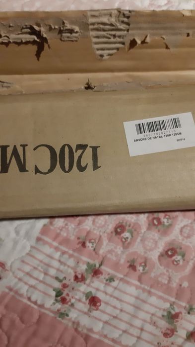 Árvore de Natal com bolas, luzes e presépio
