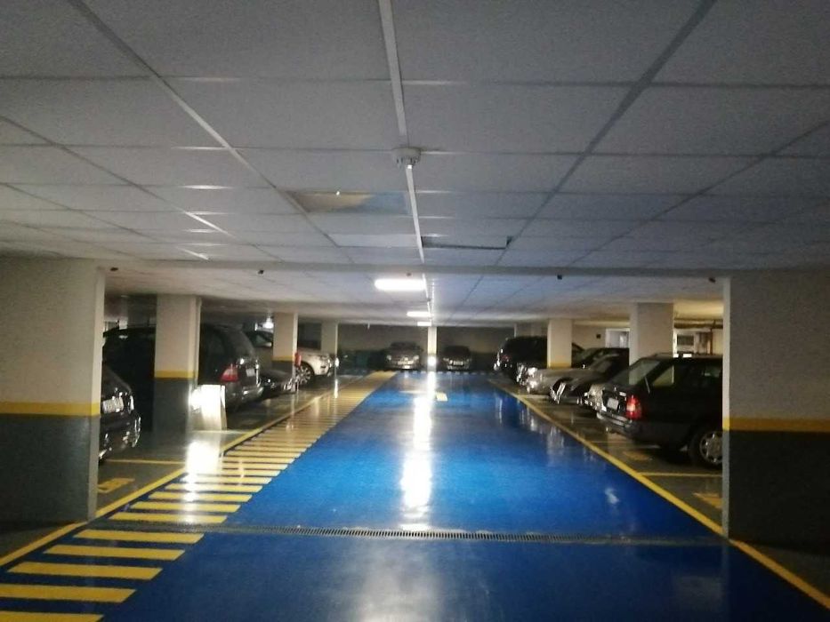 Garagem fechada, seg, 24h.