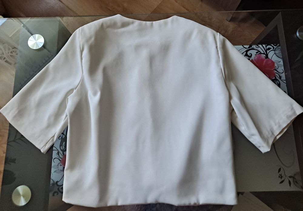 Biały żakiet damski