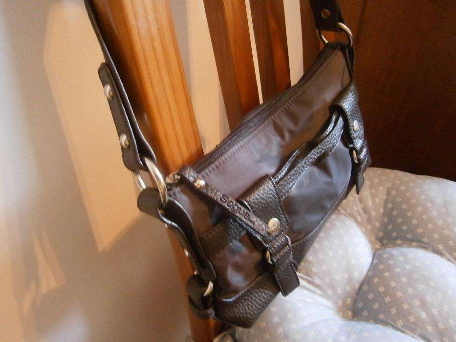 Mala original SEGUE ao ombro(nunca usada)