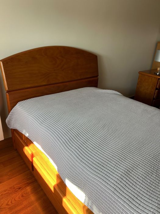 Cama Solteiro 190x100 com Arrumação 4 gavetas + Colchão + Mesa de cabeceira (Tudo em Madeira)