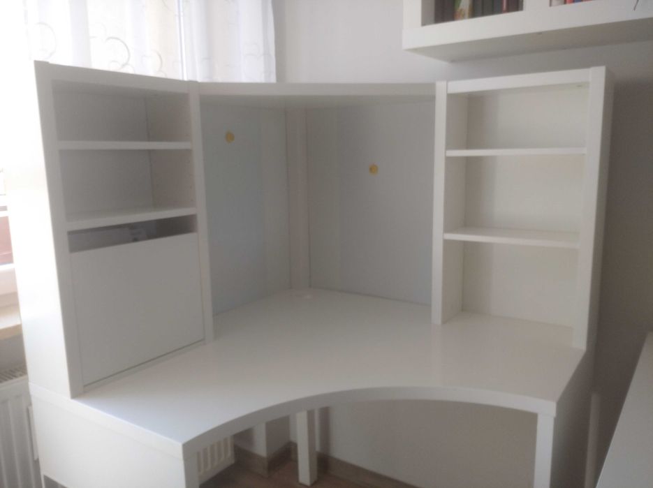 Białe biurko narożne Micke (Ikea)