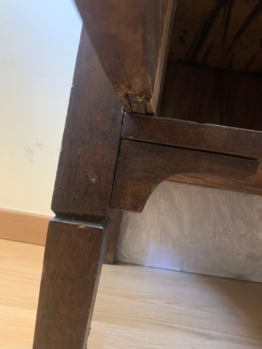 Móvel em madeira com tampo em pedra mármore