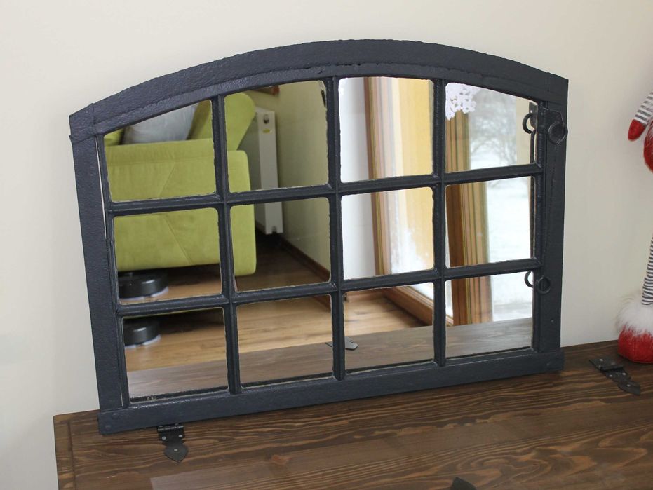 Lustro loft w starnym metalowym oknie