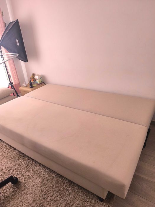 Sofá cama bege com arrumação e almofadas incluídas