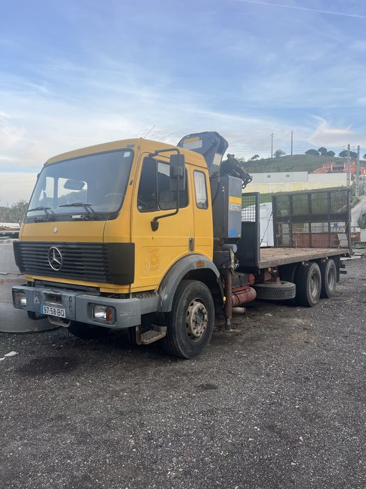 Camião grua e porta máquinas