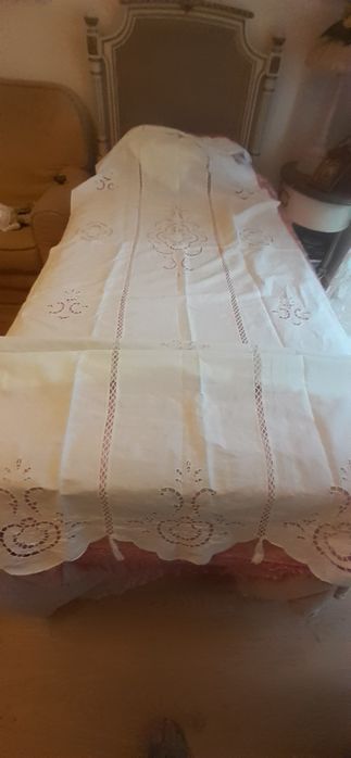 Belo Par de Cortinados Bordados