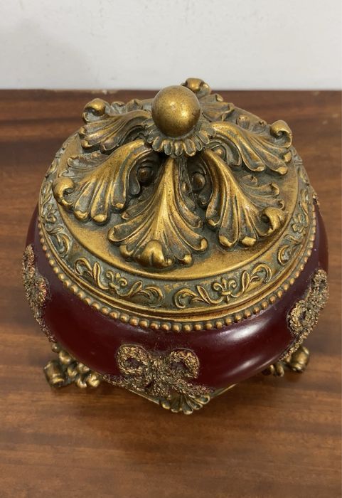 Invulgar bomboneira.