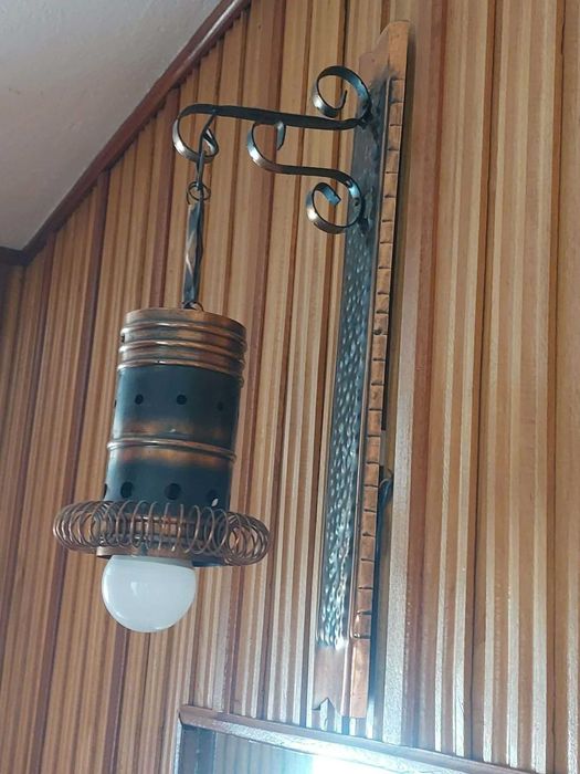 Unikatowe zestawy mebli oraz industrialne oświetlenie z PRL-u