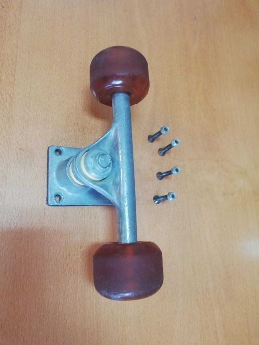 Skate trucks com rodas e rolamentos