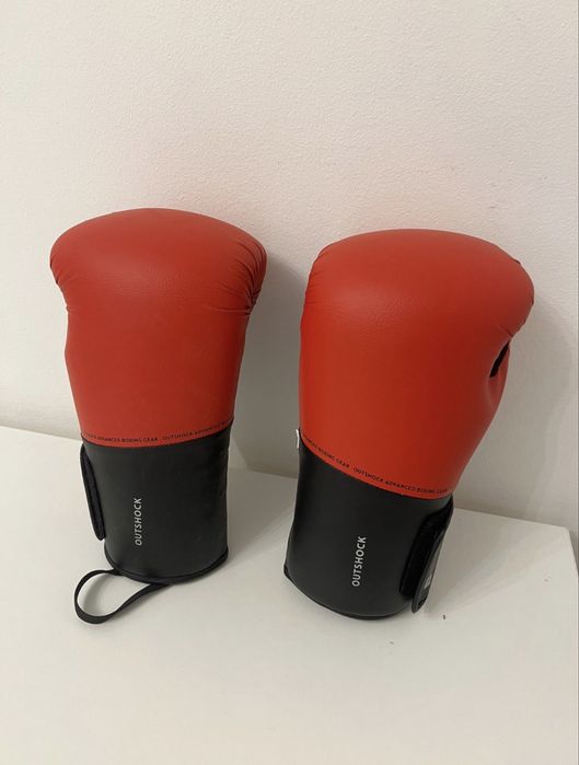 Saco de boxe vermelho e preto