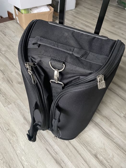 Czarna  walizka na kółkach