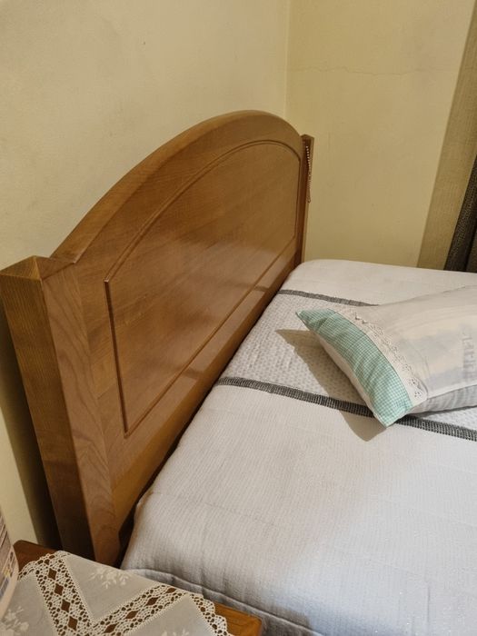 Cama de casal com colchão e mesinha de cabeceira