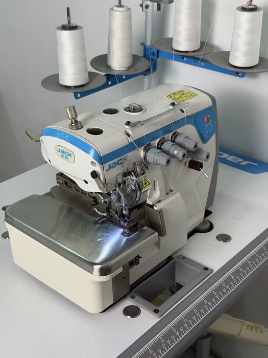 Máquina de Costura Overlock Industrial Jack E4