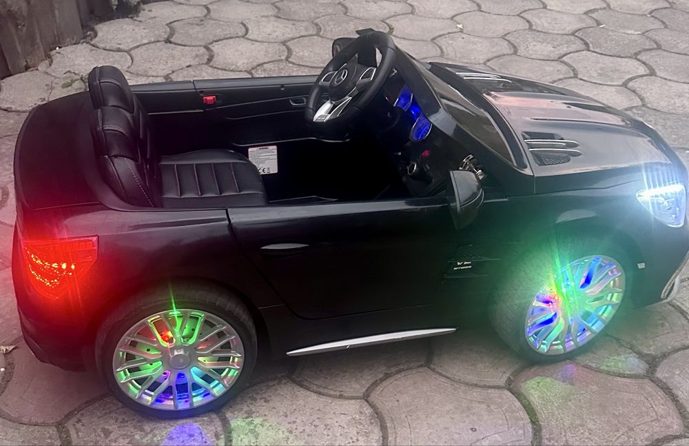 Дитячий автомобіль на радіоуправлінні.