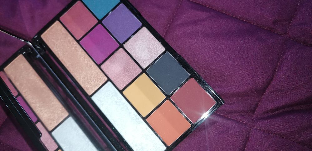 Makeup revolution paleta cieni carmi
