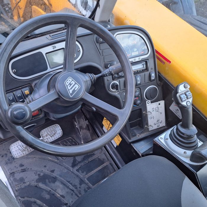 Sprzedam  ładowarkę  JCB 550 80