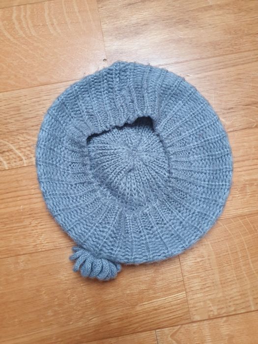 Szary beret z kwiatkiem