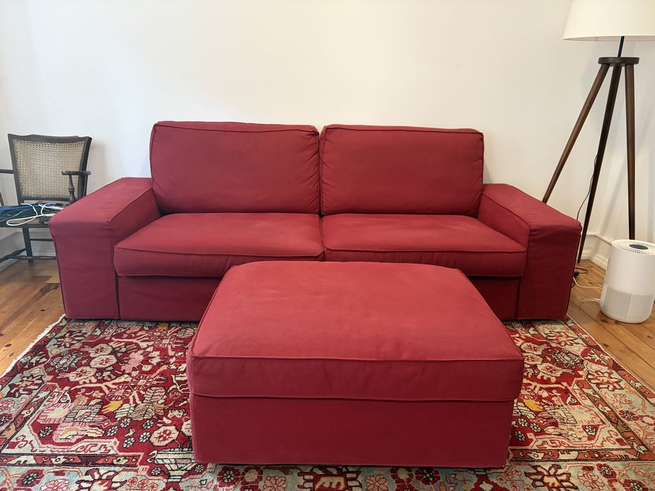 Sofá IKEA KIVIK 3 Lugares + Puff com Arrumação – Vermelho