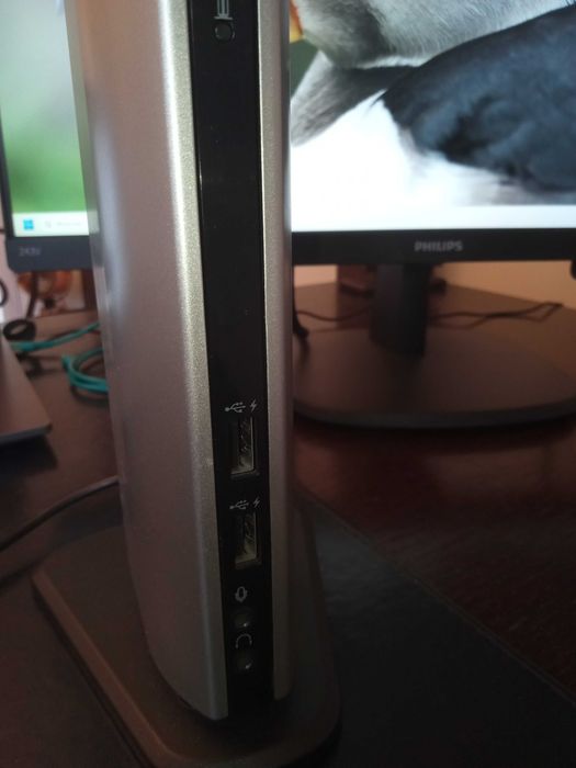 Stacja dokująca Toshiba Dynadock wraz z zasilaczem.