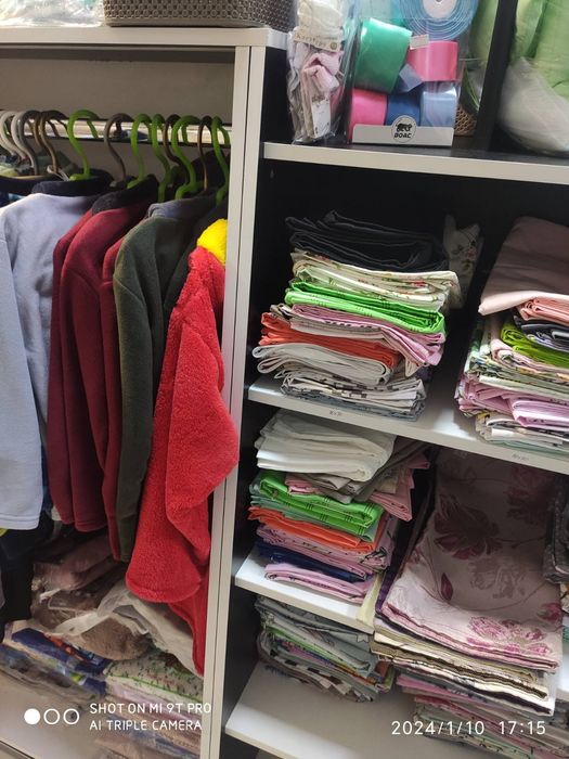 Продається острівна торгова вітрина