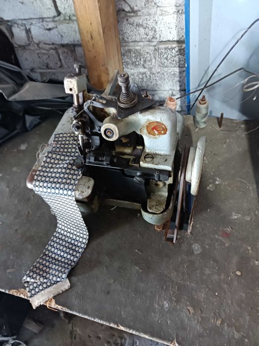 Продам оверлок, трехниточний