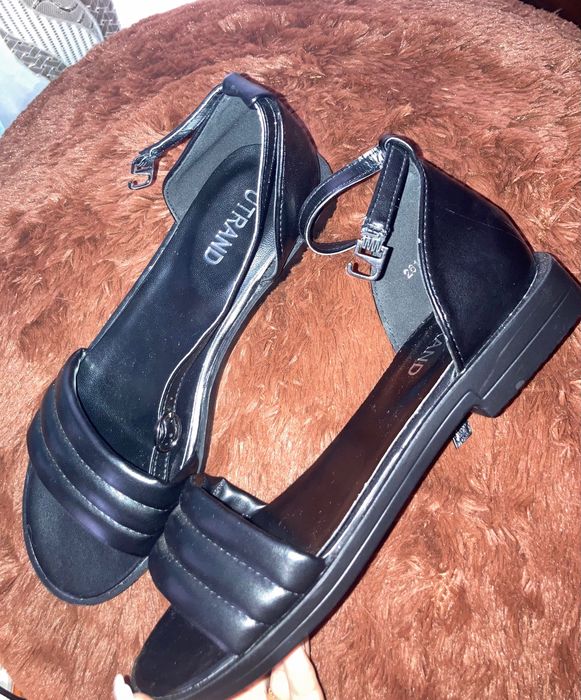 Босоніжки з закритою пʼяточкою , 39 розмір , не ношені !