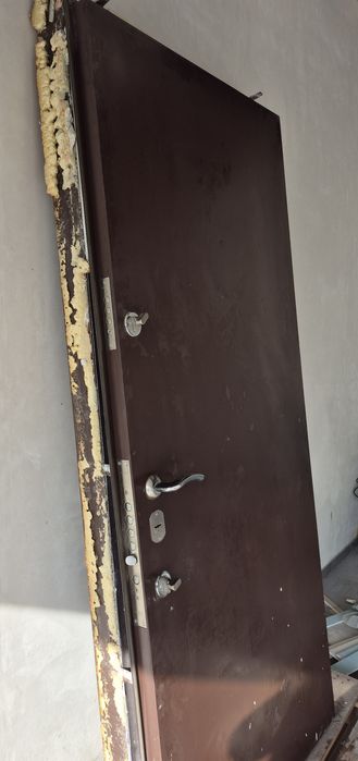 Двері вхідні металеві з коробкою