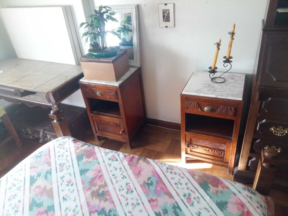 Moveis de quarto em madeira maciça, candeeiros etc..