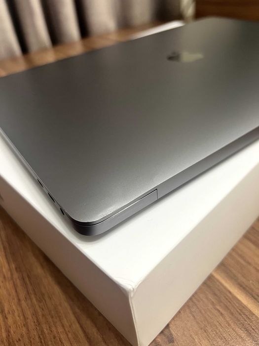 MacBook Pro (16'', 2019) / Intel i7 / 16Gb RAM / 512Gb SSD / A2141