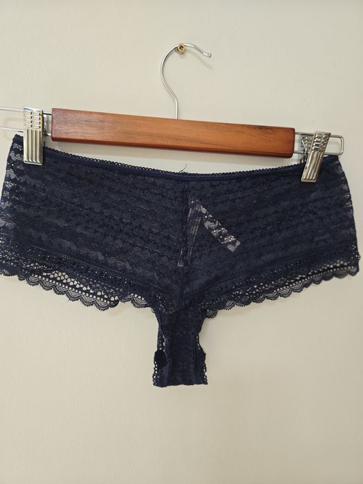 Granatowe koronkowe majtki Victoria's Secret
