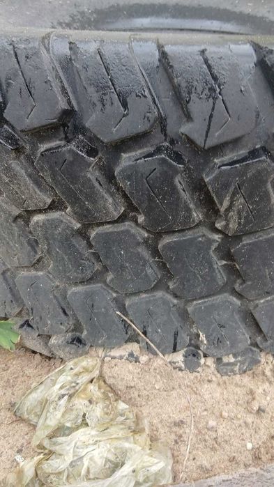 Opona ciezarowa do beczkowozu lub przyczepy naczepy