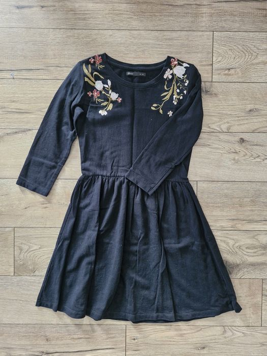 Rozkloszowana czarna sukienka rozmiar XS House