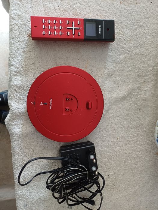 Vendo telefone fixo sem fios da marca Hagenuk, tecnologia DECT, em cor vermelha com detalhes a preto. Design moderno e compacto.