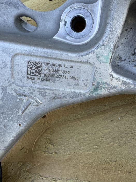 Tesla Model 3 кулак задній лівий