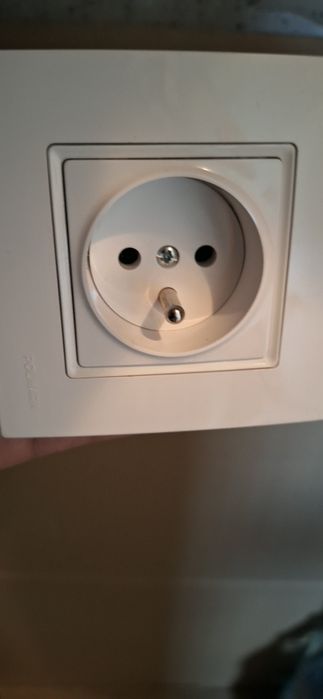 Biały kontakt elektryczny