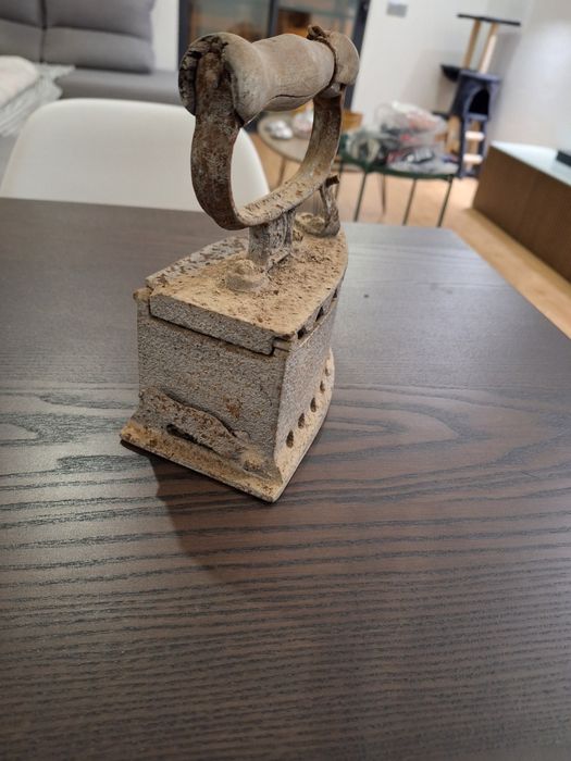 Ferro de engomar antigo a carvão