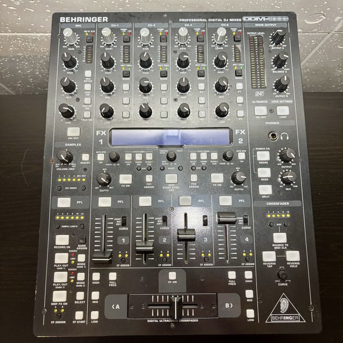 Cyfrowy mikser Behringer DDM4000 + końcówka mocy Behringer Europower EP2500