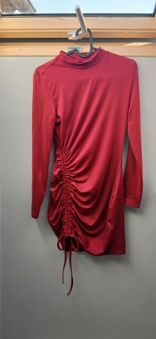 Bordowa sukienka mini ze ściągaczem – dopasowana