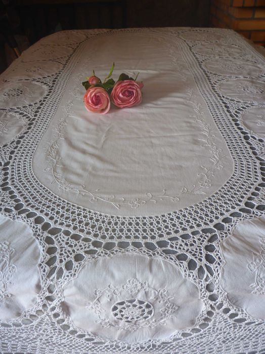 Grande toalha retangular ovalada , linho bordado á mão crochet 240x160