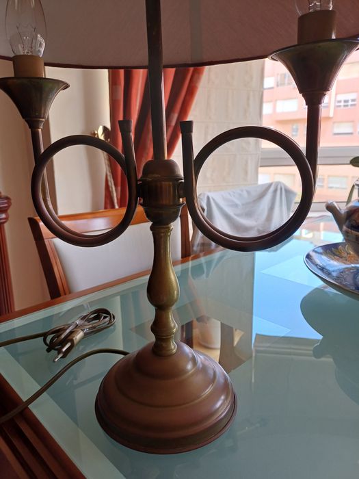 Candeeiro de mesa em latão