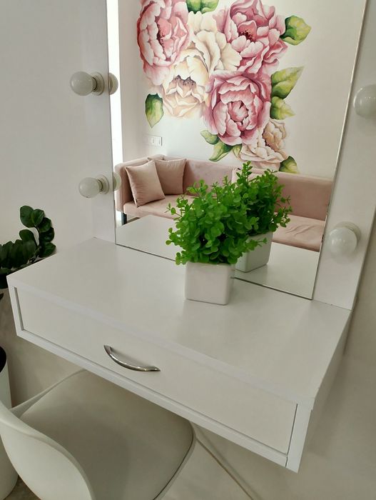 Дзеркало з підсвіткою для макіяжу