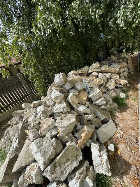 Oddam gruz czysty betonowy i z kostki brukowej .