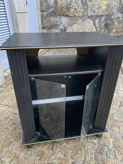 Vendo movel t v muito pratico com rodas