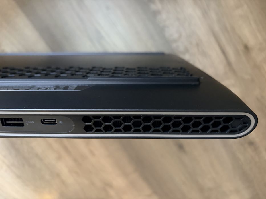Dell Alienware 17 r5 AMD 6900HX  Radeon 6850M 12GB DDR 32GB SSD 1Tb
