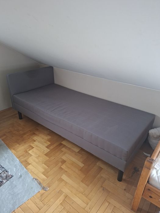 Lóżko pojedyncze z wbudowanym materacem