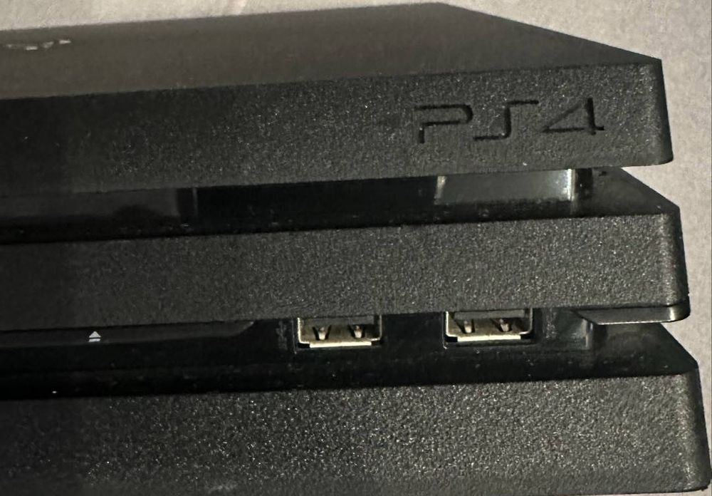 Ps 4 pro 1 tb  2 геймпада в відмінному стані ,