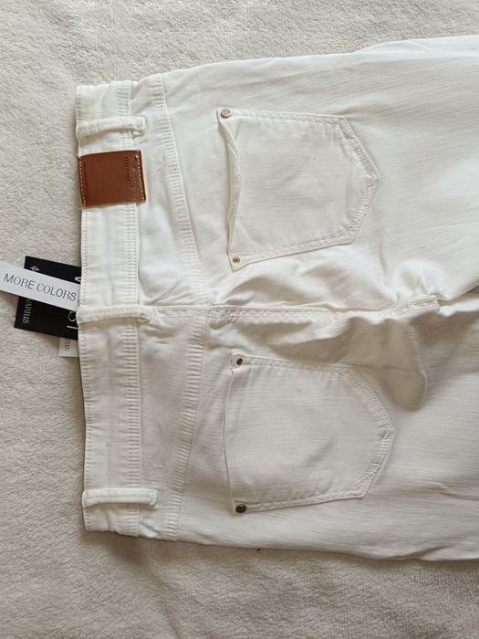 Jeansy z rozdarciami Stradivarius