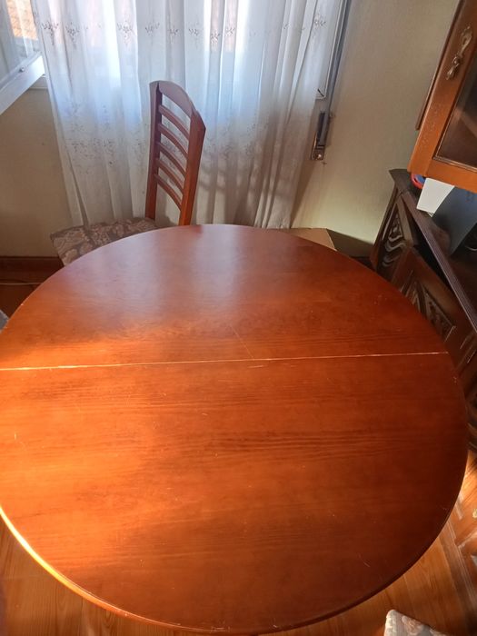 Mesa de Jantar Redonda Extensível em Madeira + 4 Cadeiras Estofadas
